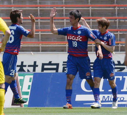 甲府FW盛田（中央）はヘディングゴールを決め仲間と喜び合う（2014年5月17日）
