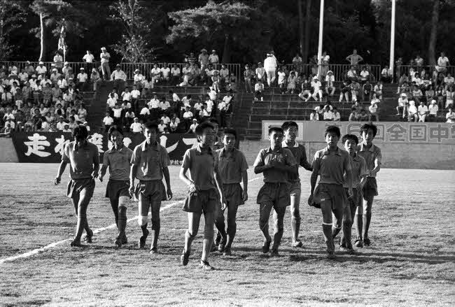 1975年（昭50）8月に行われた全国中学サッカー大会決勝後の様子