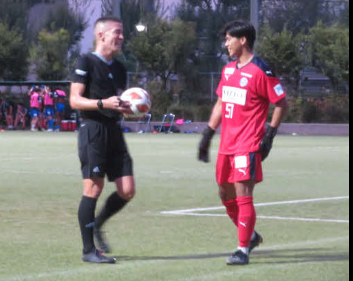 試合中、主審と笑顔でコミュニケーションを取る上川