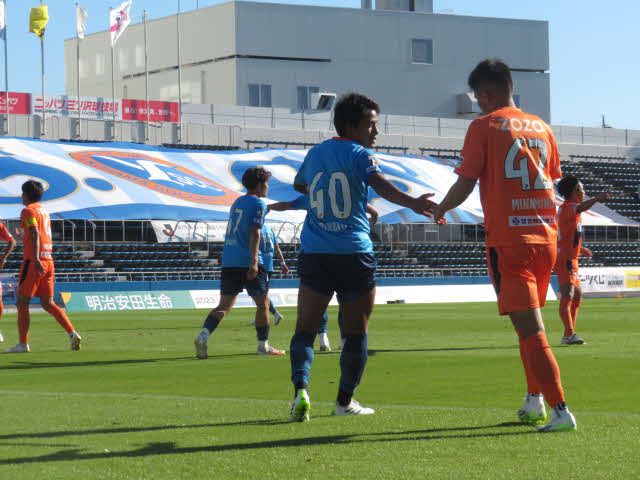 宮崎の選手と握手するYS横浜MF橋本