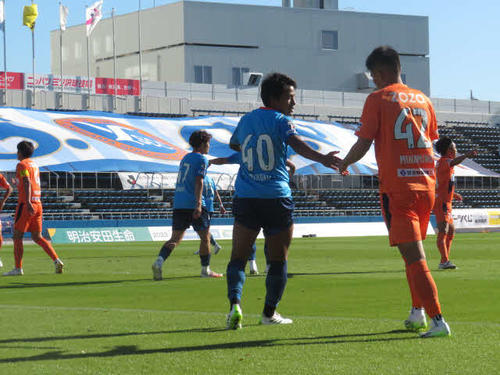 宮崎の選手と握手するYS横浜MF橋本