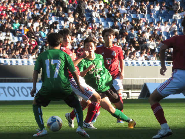 後半に浦和南陣内に攻め込む昌平の攻撃陣