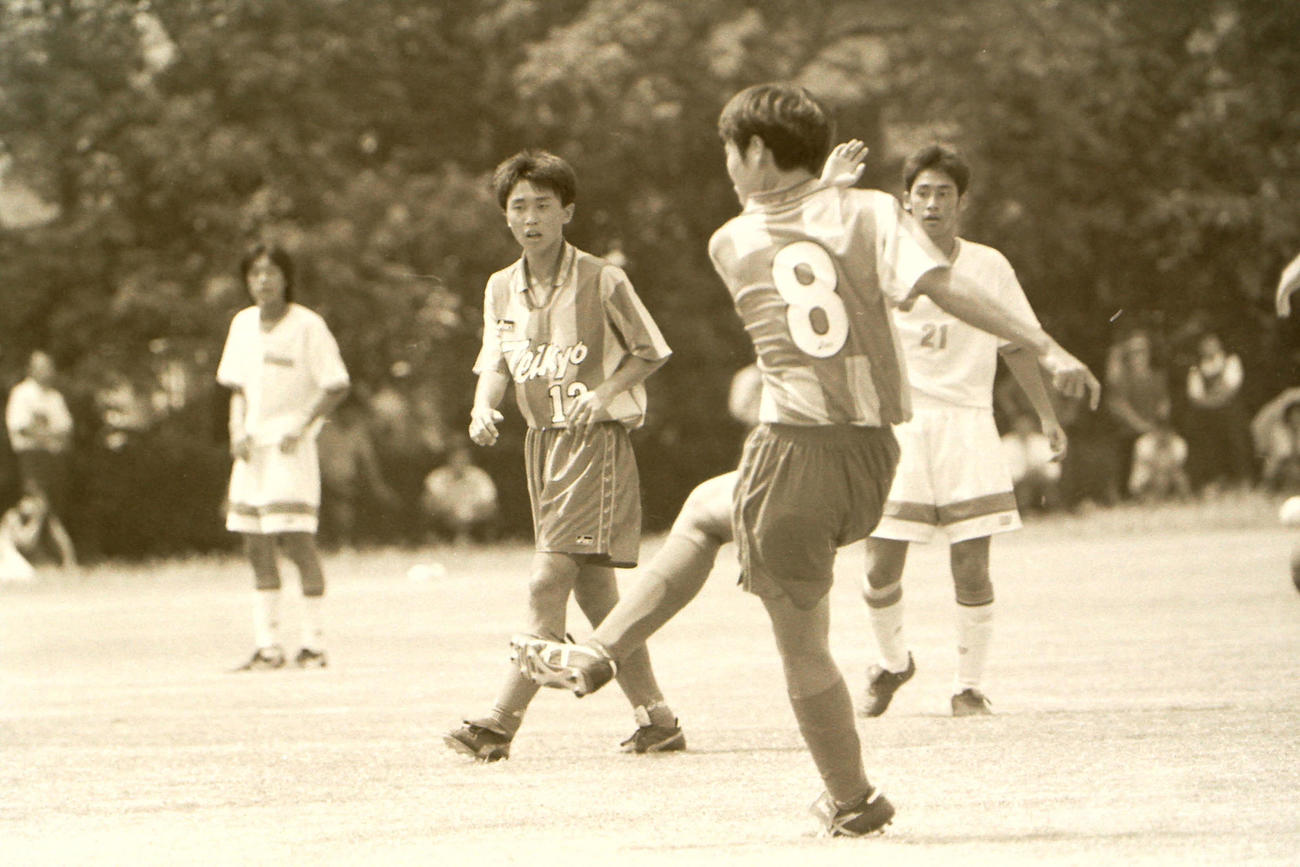 高校サッカー　関東スーパーリーグ　帝京三対習志野　熱戦を繰り広げる両校の選手たち＝1997年8月20日