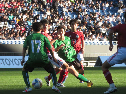 後半に浦和南陣内に攻め込む昌平の攻撃陣