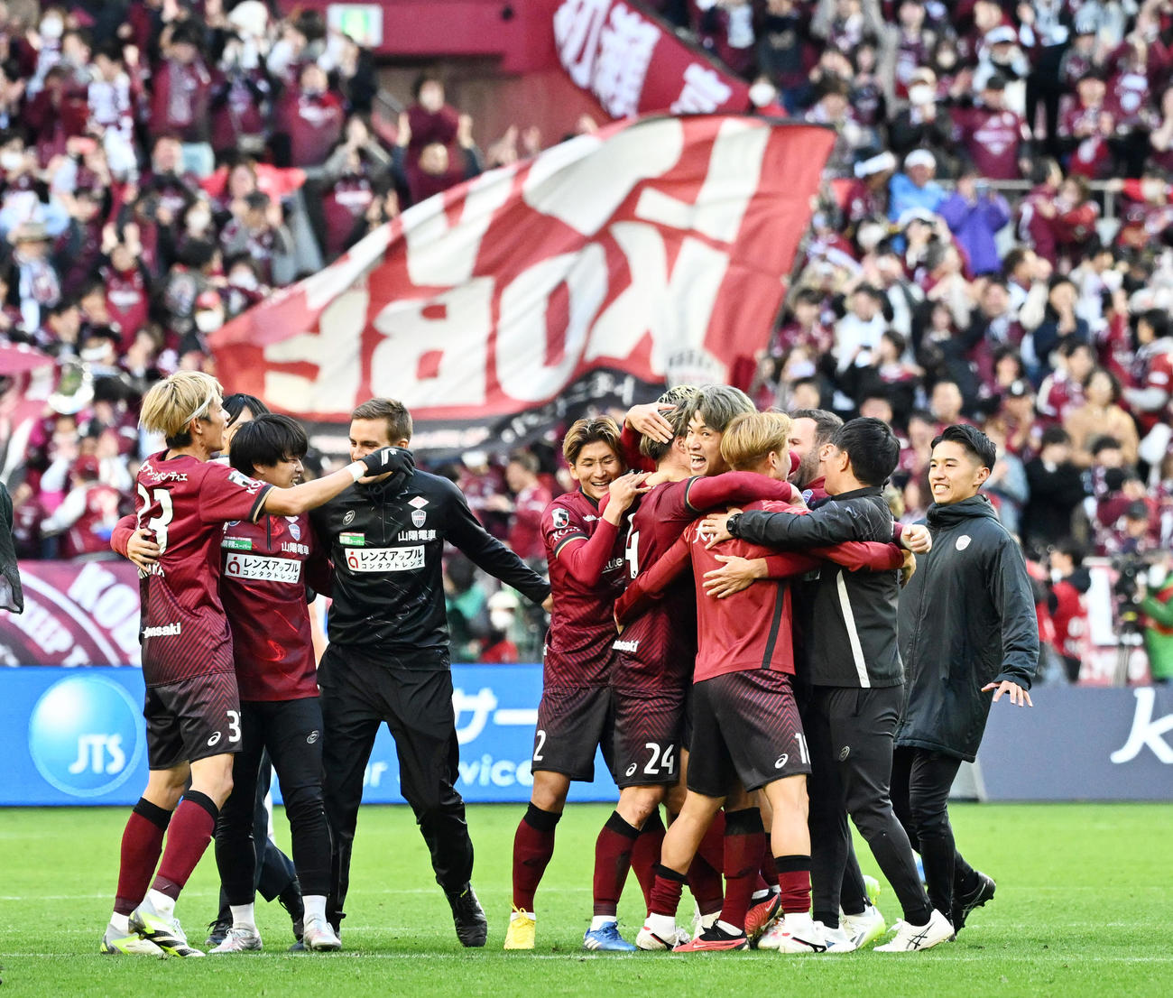 今シーズンの優勝を決めて喜ぶ神戸の選手たち（2023年11月25日）