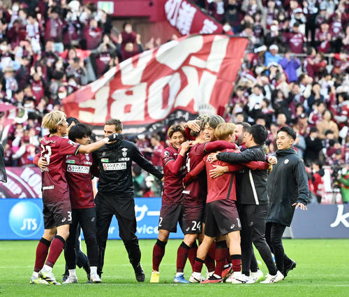 今シーズンの優勝を決めて喜ぶ神戸の選手たち（2023年11月25日）