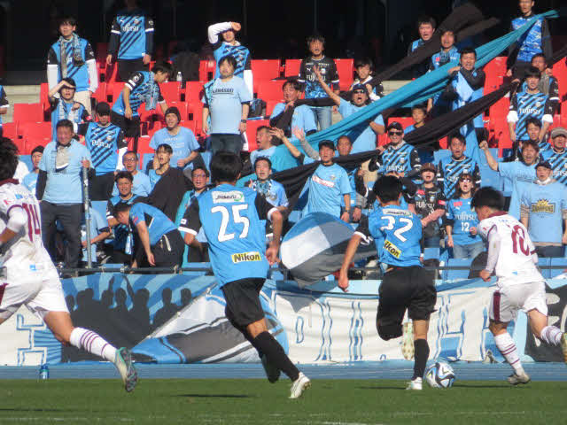 川崎F・U－18を相手にカウンターを仕掛ける尚志MF若林（右端）