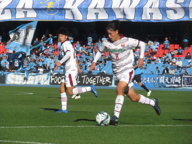 ドリブルでボールを運ぶ神田