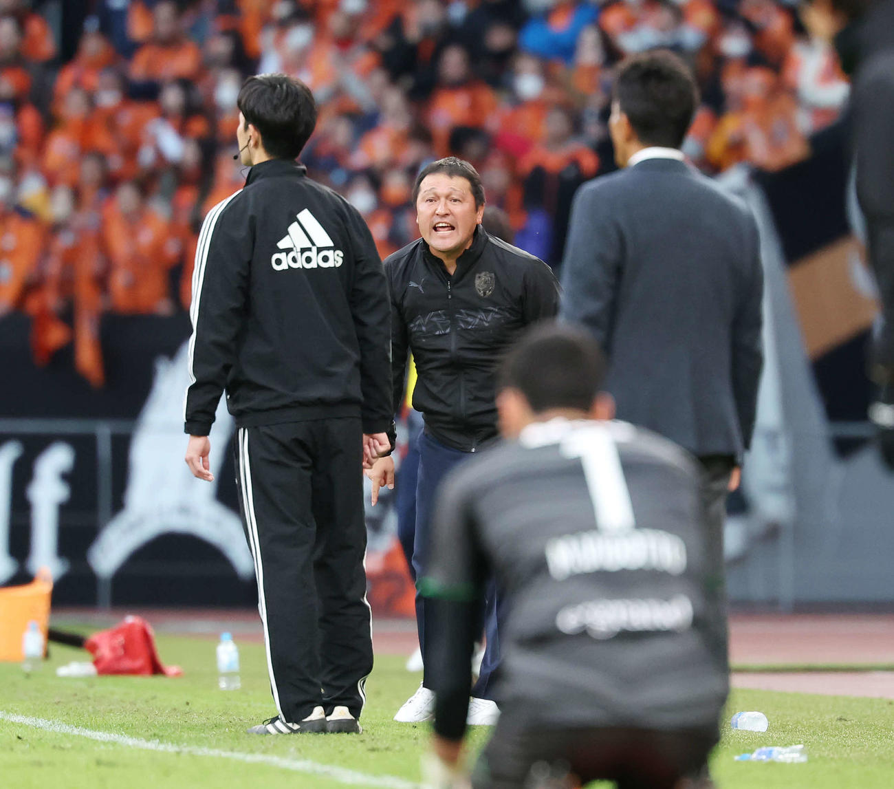 東京V対清水　後半、PKの判定に抗議する清水秋葉監督（撮影・宮地輝）
