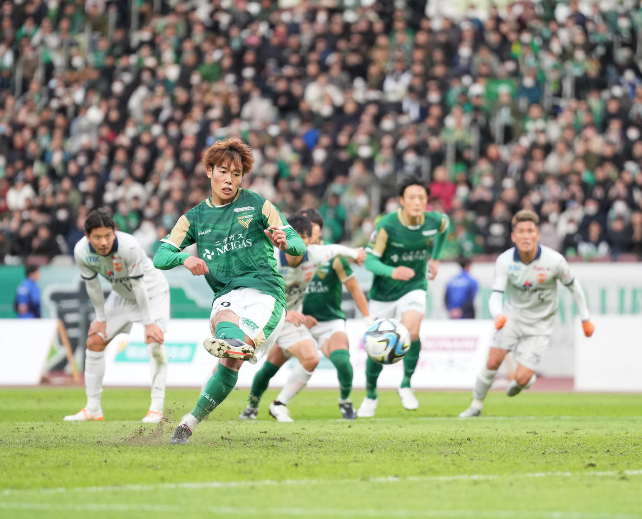 東京V対清水　後半、PKを決める東京V染野（撮影・井上学）