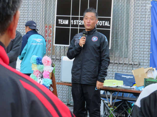 閉会式で挨拶するYSCC横浜の吉野次郎社長