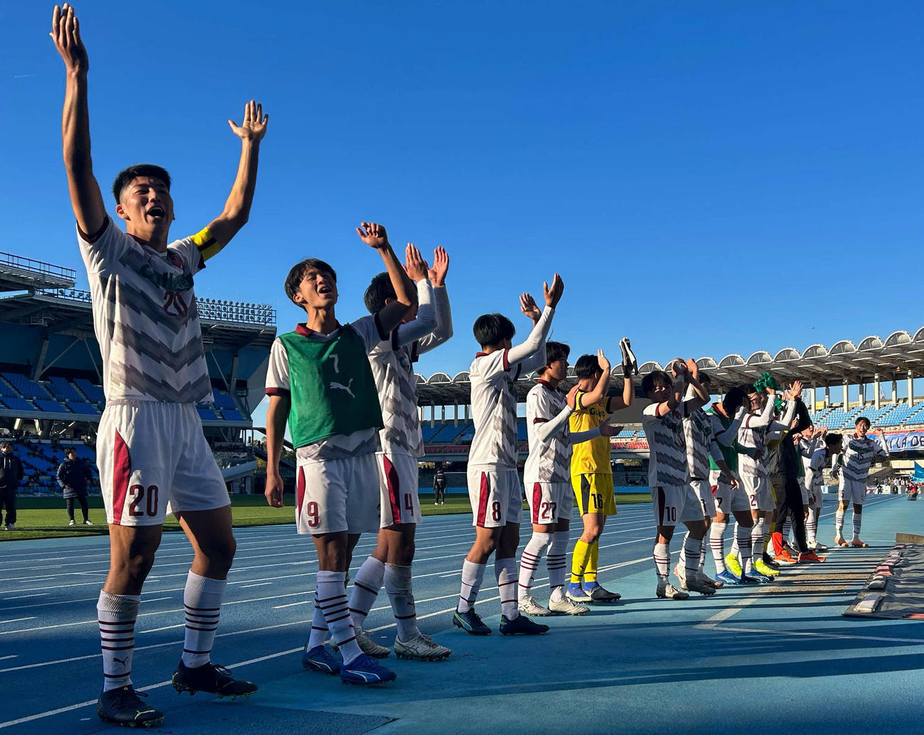 2－1で競り勝ち、2位が確定した尚志イレブンは手を上げて喜ぶ