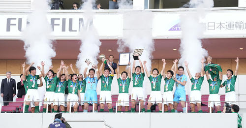 優勝し、喜びを爆発させる青森山田イレブン（撮影・鈴木みどり）