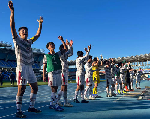2－1で競り勝ち、2位が確定した尚志イレブンは手を上げて喜ぶ