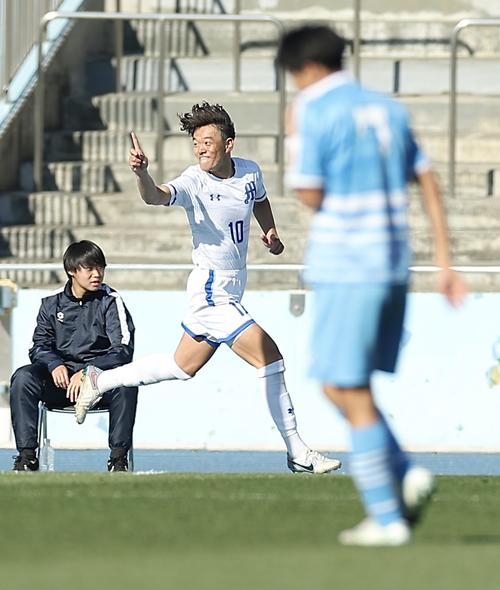 明秀日立対徳島市立 後半、先制ゴールを決める明秀日立・根岸(撮影・河田真司)