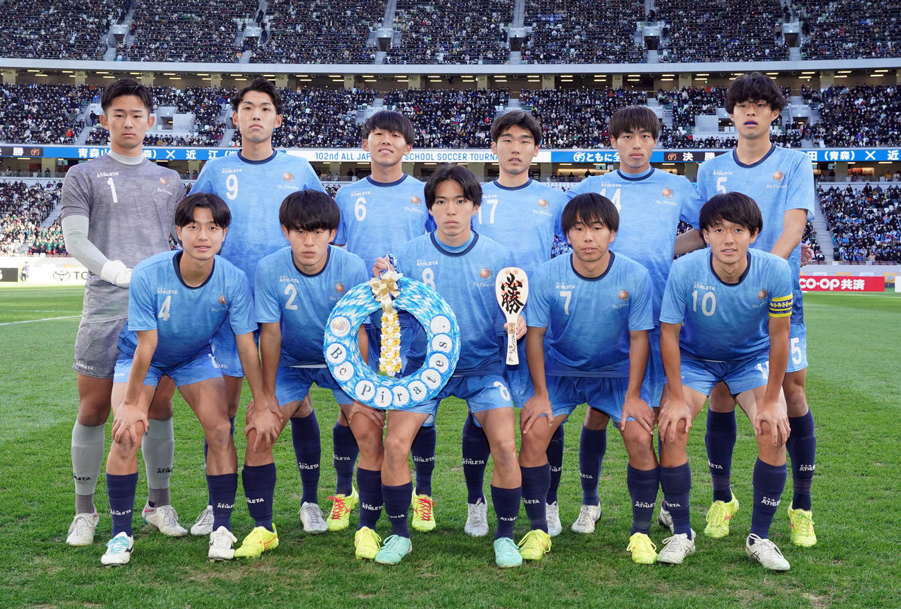 近江メンバー。前列左から西飛勇吾、安田旭、山門立侑、戸瑛士、金山耀太。後列左からGK山崎晃輝、小山真尋、川上隼輔、広瀬脩斗、浅井晴孔、西村想大（撮影・たえ見朱実）