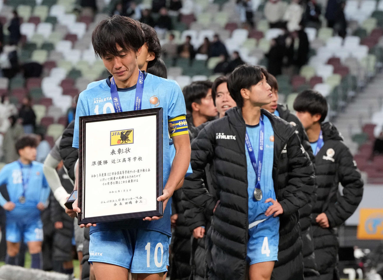 準優勝の表彰盾を持つ近江のキャプテン金山（撮影・たえ見朱実）
