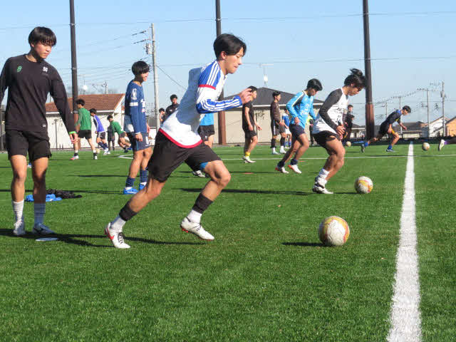 新シーズンに向けて練習する東海大サッカー部の選手たち
