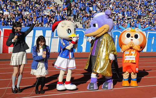 Jリーグマスコット総選挙で3位に輝いた長崎ヴィヴィくん（右端）。隣は2位の川崎Fのワルンタと優勝した横浜のマリン（2023年2月11日）
