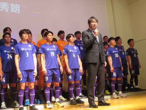新体制発表であいさつするクリアソン新宿の北嶋秀朗監督