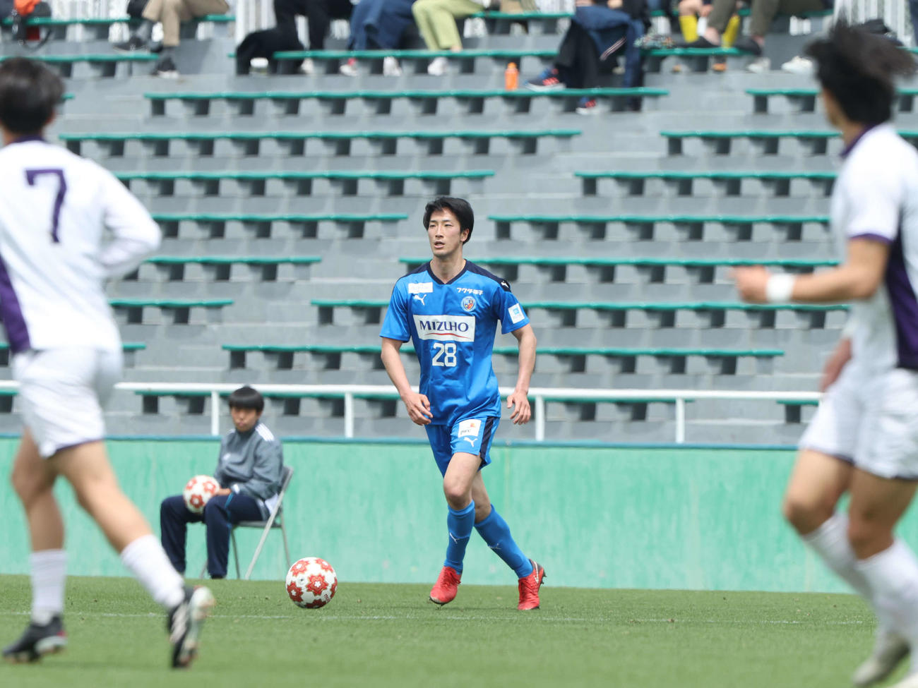 東京ユナイテッドFCでプレーする新井（C）TOKYO UNITED FC