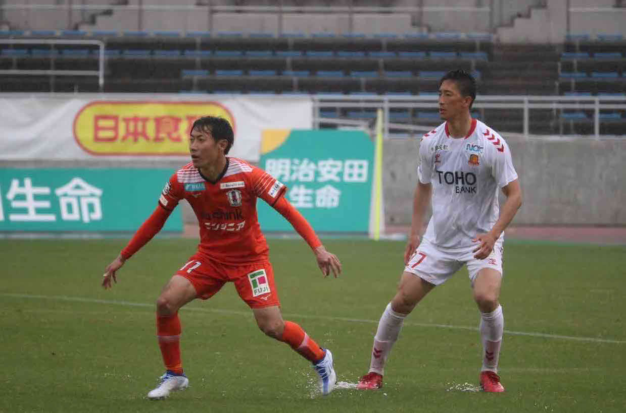 J3福島に1シーズン所属した新井秀明（右、本人提供）