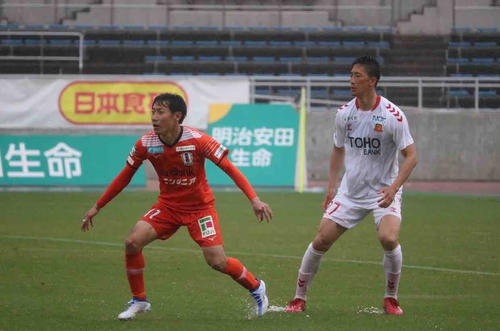 J3福島に1シーズン所属した新井秀明（右、本人提供）