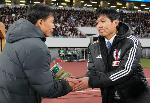 日本対北朝鮮 試合前、握手を交わす森保監督(右)と北朝鮮シン・ヨンナム監督(撮影・横山健太)