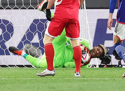日本対北朝鮮 後半、ボールをキャッチするGK鈴木(撮影・足立雅史)
