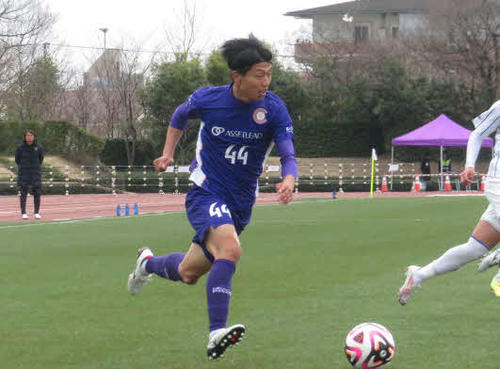 青森戦でドリブルでゴールに迫るMF今井聖士
