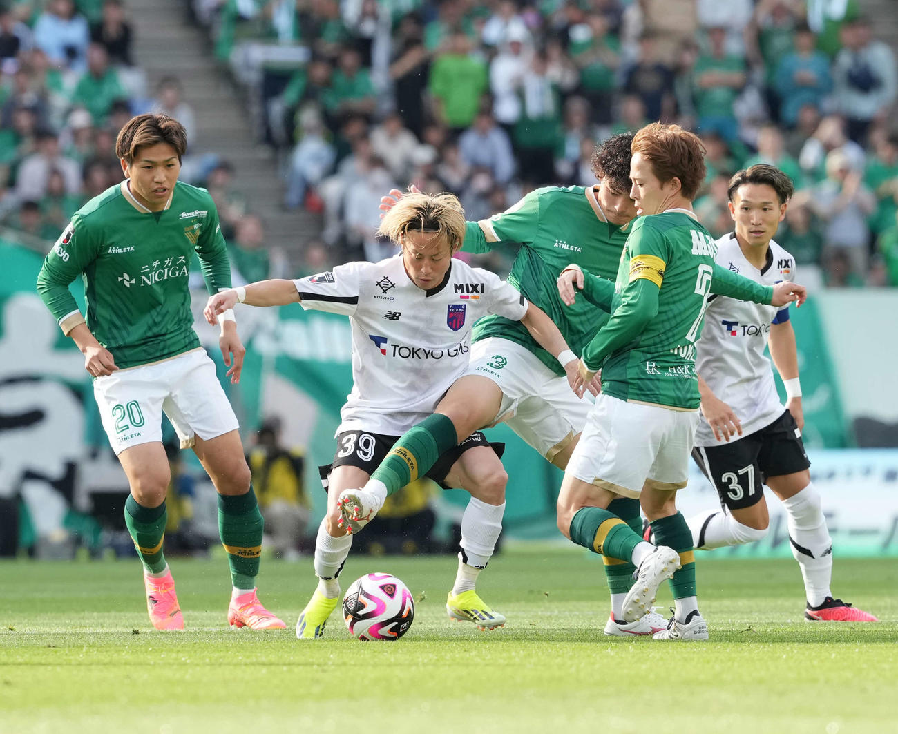 東京V対東京　前半、競り合う東京仲川（左から2人目）と東京V谷口(同3人目)（撮影・井上学）