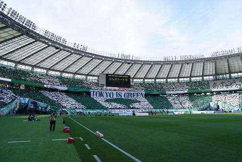 東京V対東京 コレオグラフィーを披露する東京Vサポーター(撮影・井上学)