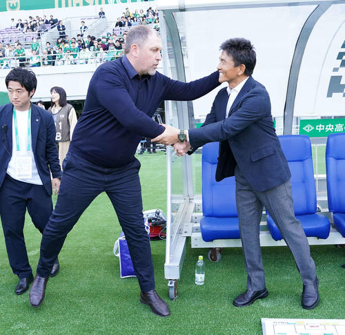 東京V対東京 試合開始前、握手を交わす東京のクラモフスキー監督(左)と東京Vの城福監督(撮影・井上学)