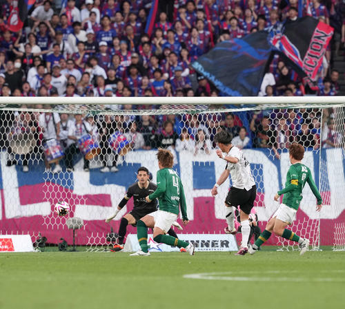 東京V対東京 後半、東京遠藤(右から2人目)が同点ゴールを決める(撮影・井上学)