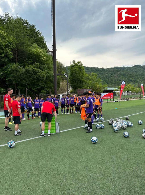 ケルンのコーチによるサッカースクールの様子((C)1.FCケルン)