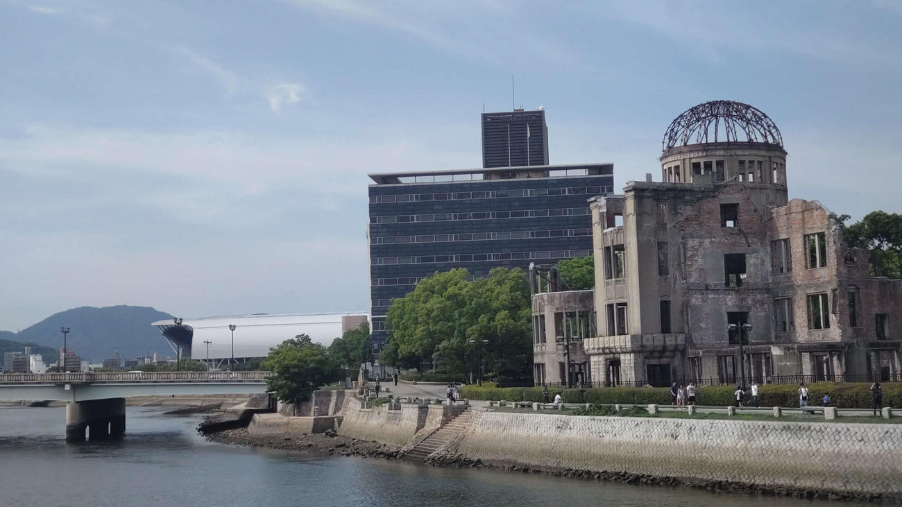 原爆ドームから約1キロの場所にあるエディオンピースウイング広島（左側の白い建物）