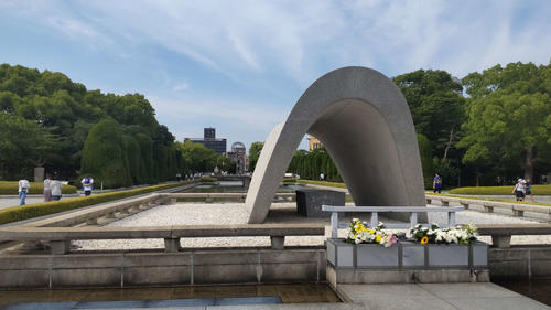 平和記念公園にある原爆死没者慰霊碑