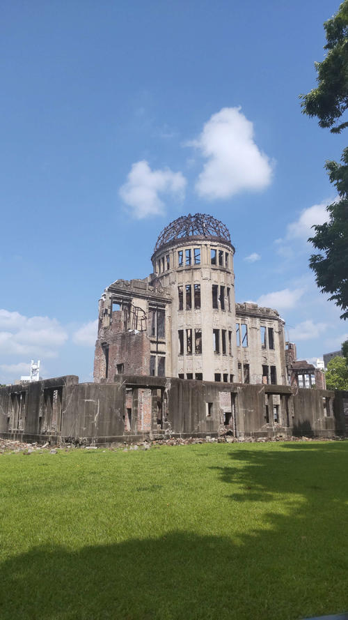 夏の日差しを浴びる原爆ドーム