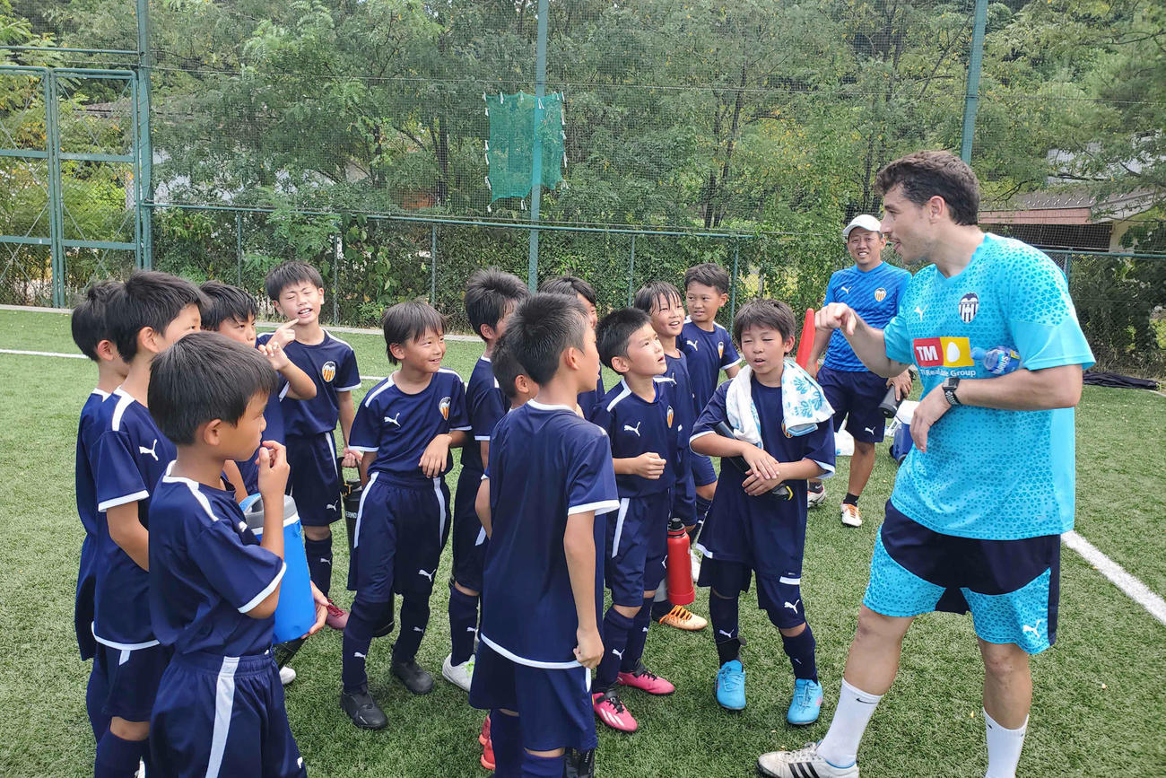 スペインから来たバレンシアCFのコーチから指導を受ける小学生たち