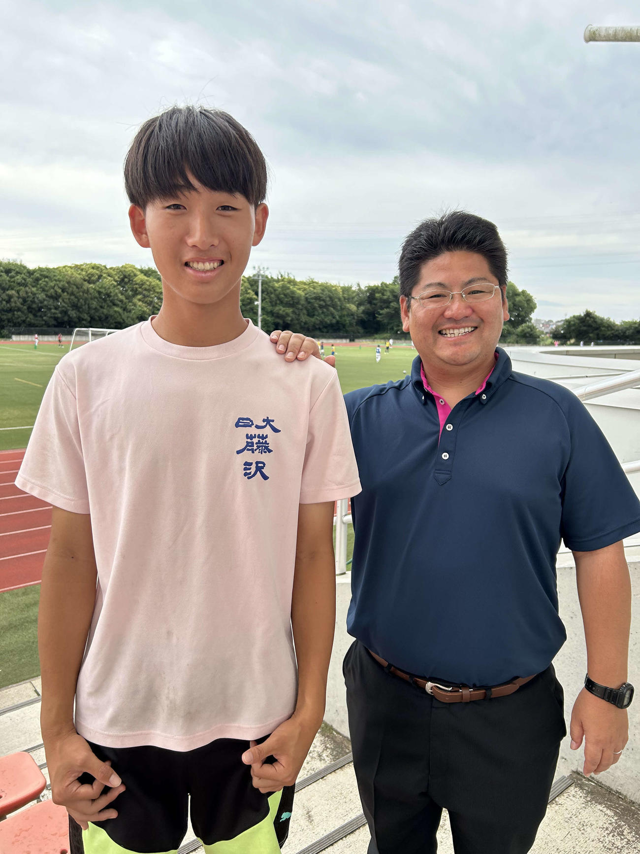 日大藤沢サッカー部の佐原部長（左）と佐藤輝勝監督