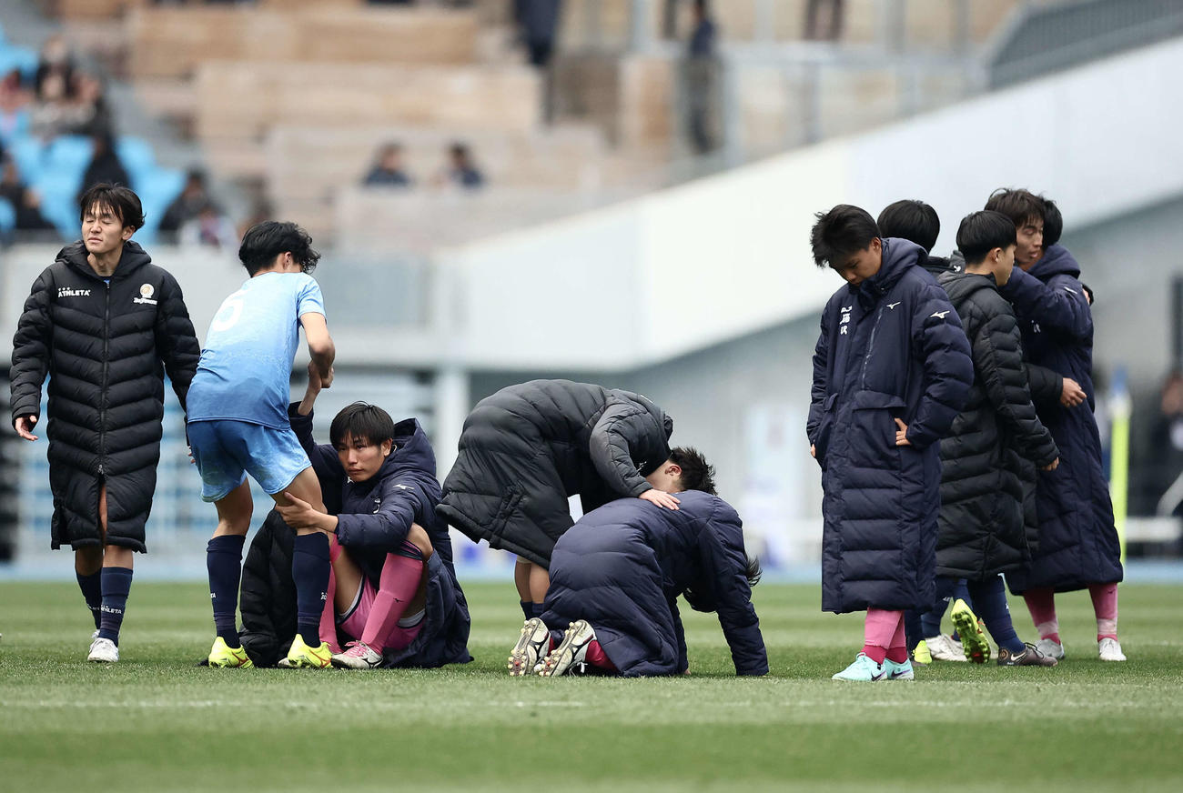 日大藤沢対近江　PK戦の末、近江に敗れ、肩を落とす日大藤沢イレブン（2023年12月31日）