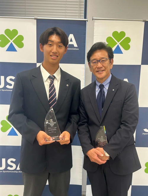 受賞に笑顔の日大藤沢サッカー部の佐原部長(左)。右は特別賞を受賞した侍ジャパンの栗山英樹前監督