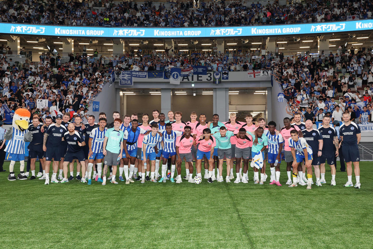 東京V対ブライトン　試合後、サポーターと記念撮影するブライトン三笘（手前中央）ら選手たち（撮影・宮地輝）