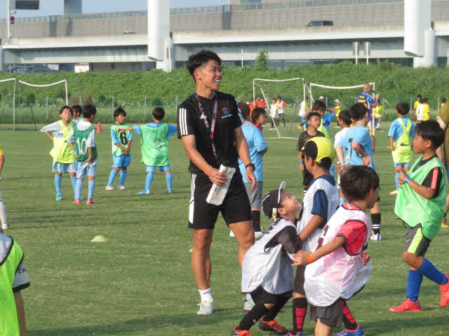 子どもたちの楽しむ姿に太田宏介さんの表情にも自然と笑みが浮かぶ