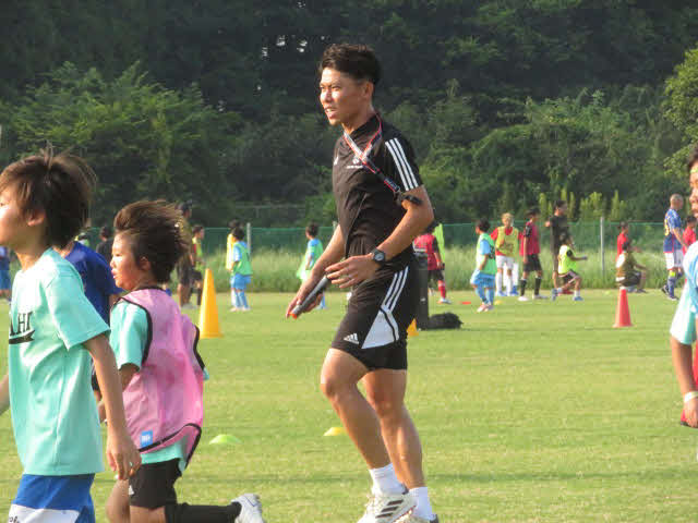 子どもたちと一緒にモミにゲームを楽しむ太田宏介さん