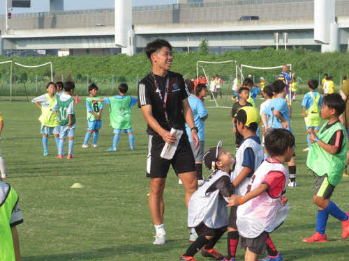 子どもたちの楽しむ姿に太田宏介さんの表情にも自然と笑みが浮かぶ