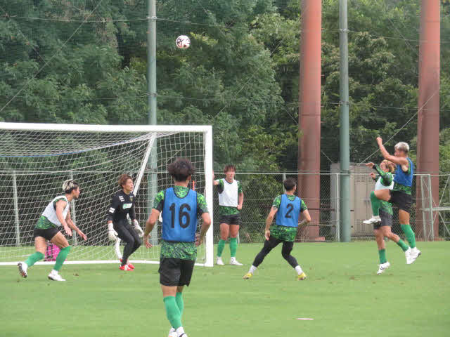 サイドからクロスボールを入れる練習に励む東京Vの選手たち（8月28日）