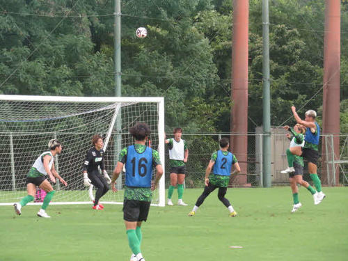 サイドからクロスボールを入れる練習に励む東京Vの選手たち（8月28日）