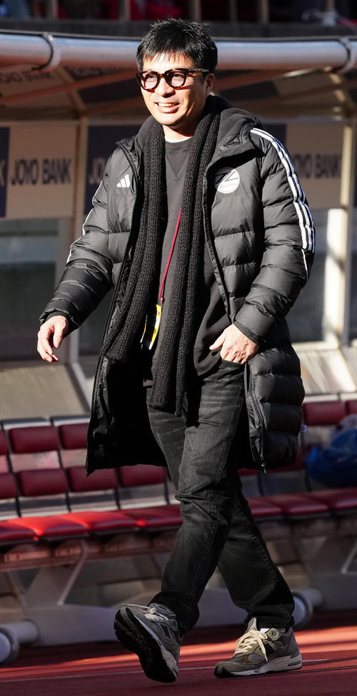 鹿島対町田　試合前、ピッチ脇を歩く町田藤田社長（撮影・江口和貴）