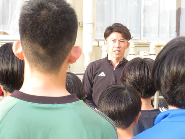 練習前にあいさつする太田宏介さん